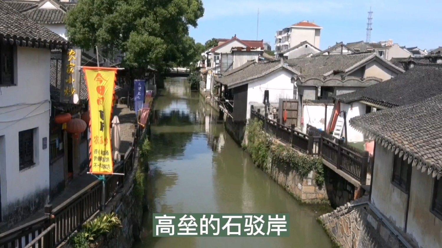 火车站一职工自学手语服务聋哑旅客
